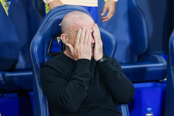 Paco López en el banquillo del Nuevo Mirandilla durante el Cádiz CF-Deportivo de la Coruña.