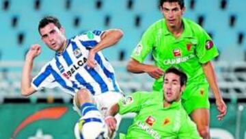 <b>SU SIGUIENTE GOL SERÁ ROJIBLANCO. </b>Iñigo Díaz de Cerio celebra uno de sus últimos goles con la Real. Ahora los marcará en Bilbao.