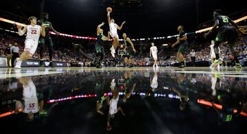 D'Mitrik Trice, jugador de los Wisconsin Badgers, lanza a canasta en el partido ante los Baylor Bears de la National Collegiate Basketball Hall of Fame.