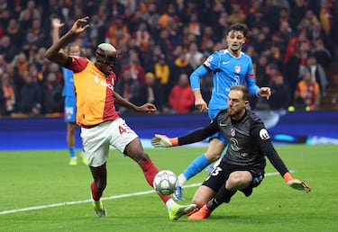En una de las acciones de mayor peligro para el Galatasaray, durante un partido en el que el Atlético resistió gracias a las intervenciones del guardameta esloveno en los minutos finales.