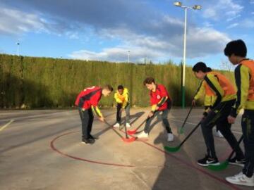 En el centro de acogida también juegan al hockey. 