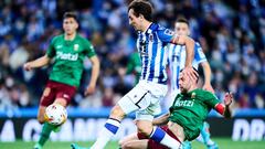 Mikel Oyarzabal ante el Granada.