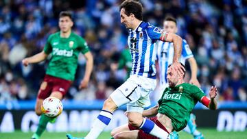 Mikel Oyarzabal ante el Granada.