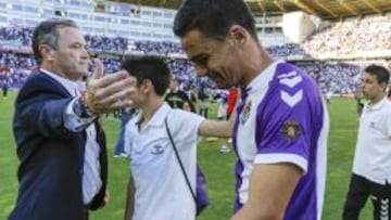 GRA3El entrenador del Valladolid Juan Ignacio Mart&iacute;nez consuela a sus jugadores tras perder ante el Granada en el partido correspondiente a la trig&eacute;simo octava jornada de Liga que han disputado en el estadio Jos&eacute; Zorrilla de Valladolid. El Valladolid ha bajado hoy a Segunda Divisi&oacute;n al perder su partido ante el Granada en Zorrilla (0-1) tras una temporada ag&oacute;nica en la que el equipo ha tenido que luchar contra el descenso desde las primeras jornadas hasta la &uacute;ltima.