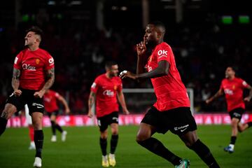 El delantero canadiense se liberó ante el Sevilla. Su giro, superando a Sergio Ramos, y el zurdazo para batir a Dmitrovic fueron su soplo de aire fresco para Son Moix. Parece que ya ha llegado el Larin de Valladolid, como pedía Javier Aguirre.