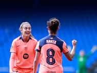 A CORUÑA, 15/03/2026.- Marta Torrejón (d) y Alexia Putellas (i) del Barcelona celebran durante el partido de la Liga F entre el Deportivo Abanca y el Barcelona en el estadio Riazor, en A Coruña, este domingo. EFE/Cabalar