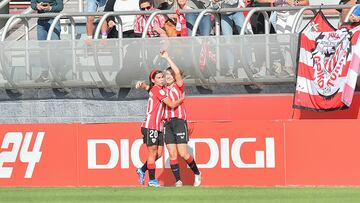 Azkona celebra con Elexpuru el 1-1 para el Athletic en el derbi ante la Real Sociedad de la jornada 6 de la Liga F.