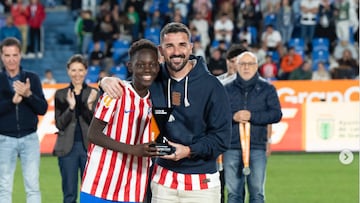Viti recibe el MVP del Torneo Internacional LaLiga Futures de manos de Villa.