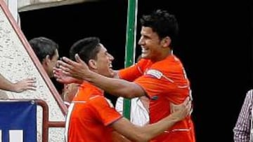 <b>FELICITACIÓN. </b>Fidel celebra el tanto sumado en el Carlos Belmonte.