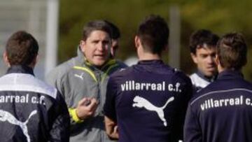 <b>CHARLA. </b>El técnico amarillo se reunió ayer con sus futbolistas.