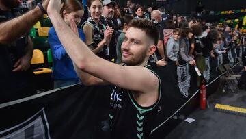 24/03/24  BALONCESTO BASKET 
PARTIDO ACB ENDESA JORNADA 26 
BILBAO - BASKONIA 
FIN DE PARTIDO ALEGRIA SALUDO AFICIONADOS SEGUIDORES KRISTIAN KULLAMAE