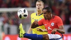 Jean Beausejour sacando una pelota frente a Suecia. 