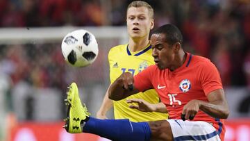 Jean Beausejour sacando una pelota frente a Suecia. 