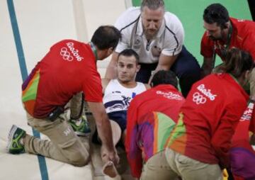 El gimnasta francés se fracturó la tibia de su pierna izquierda tras un mal salto. Sus compañeros no lo pedían creer. La peor imagen de Río 2016.