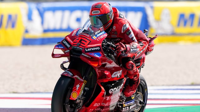 Pole de Bezzecchi delante de Álex Márquez con Marc cuarto