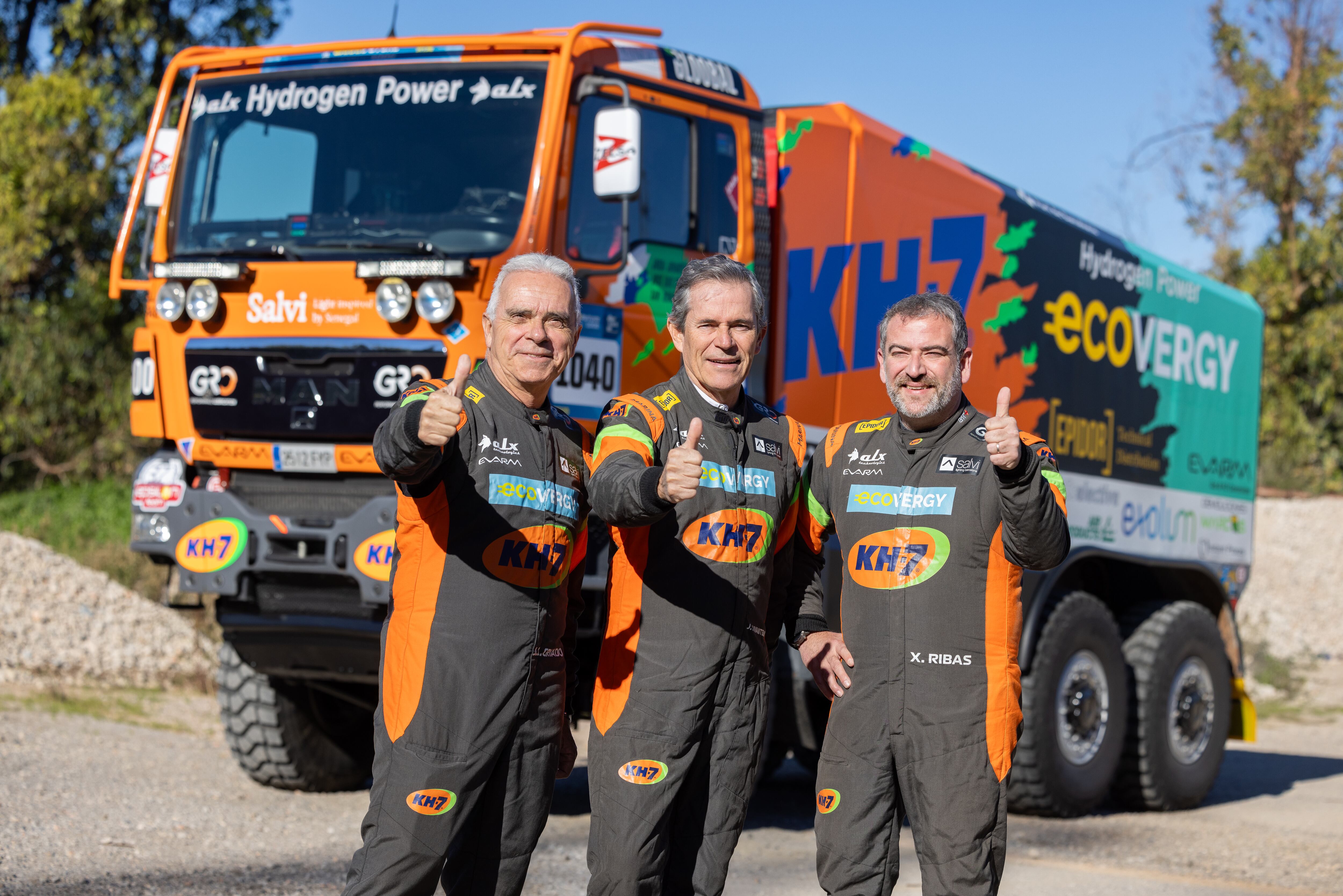 Juvanteny, Criado y Ribas, miembros del camión KH7 Ecovergy Team en el Dakar.
