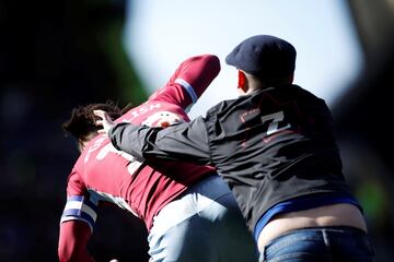 Un seguidor del Birmingham City Football Club ha saltado al terreno de juego durante el encuentro frente al Aston Villa y ha agredido al jugador del Jack Grealish, símbolo de los 'Villanos'. 