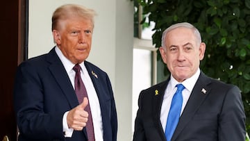 FILE PHOTO: U.S. President Donald Trump gives a thumbs up as he welcomes Israeli Prime Minister Benjamin Netanyahu at the White House in Washington, D.C., U.S., September 29, 2025. REUTERS/Kevin Lamarque/File Photo