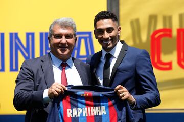 El extremo brasileño ha sido presentado como nuevo jugador del Barcelona junto a Joan Laporta en la Ciutat Esportiva Joan Gamper.