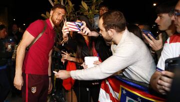 Oblak, con la afición en Granada.