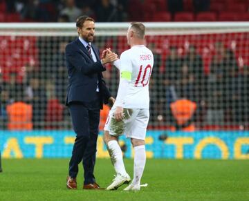 Southgate congratulates Wayne Rooney