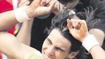 <b>LIBERACIÓN. </b>Nadal celebra el título tras rebozarse en la tierra.