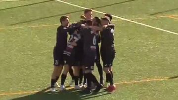 Los jugadores del Talavera celebran el gol de Monroy que sentenci&oacute; el partido contra el Villarrubia.