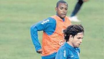 <b>PAREJA DE ASES. </b>Robinho y Diego juntos otra vez. Una maravilla.