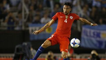 Mauricio Isla, lateral derecho de la selección chilena.