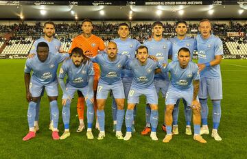 Once del Ibiza en M¨¦rida. Agachado, a la derecha, Javi Jim¨¦nez,