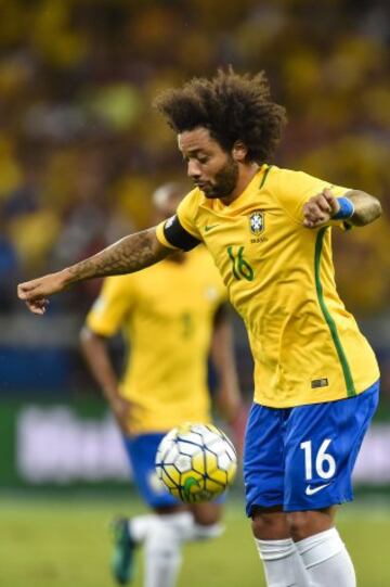 BELO HORIZONTE, BRAZIL - NOVEMBER 10: Marcelo #16 of Brazil controls the ball duing a match between Brazil and Argentina as part 2018 FIFA World Cup Russia Qualifier at Mineirao stadium on November 10, 2016 in Belo Horizonte, Brazil. (Photo by Pedro Vilel