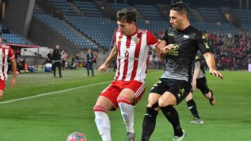 Coric protege un balón en el partido contra el Almería.