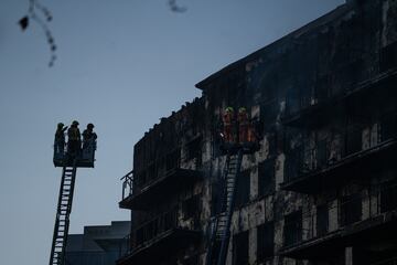 María José Catalá, actual alcaldesa de Valencia desde 2023: "Se está trabajando en cuando se accede al edificio. Se ha decidido por parte del equipo técnico de bomberos. Se está viendo al edificio con drones. No podemos variar las cifras que se dieron ayer a la espera de acceder".