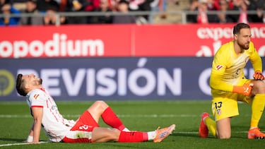 Álex Moreno, del Girona, se lamenta junto al portero del Atlético de Madrid Jan Oblak.