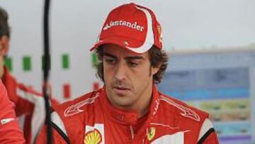 <b>GESTO SERIO Y TRABAJO DURO. </b>Alonso y los integrantes de Ferrari saben que la reacción debe comenzar ya y todos tienen que sacar lo mejor de sí para conseguirlo.