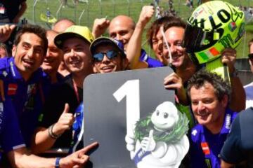 Valentino Rossi celebra la pole pposition.