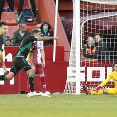 El Elche asalta el Belmonte