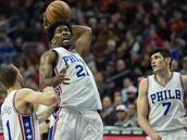 Embiid (18+10) enamora y asusta: ¡Sixers, los reyes del 'clutch time'!