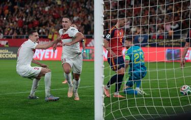 1-1. Yilmaz se hace con el balón en segundo palo, conecta con Denis Gül que remata de escorzo para batir a 
Unai Simón.