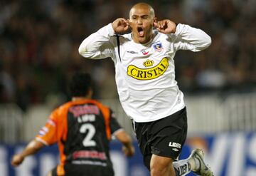 Otra de las indumentarias más recordadas por los albos. Si bien no consiguieron la Copa Sudamericana, sí lograron un bicampeonato el año 2006.