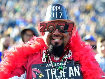 Seguimos de celebración. Este señor empalmó la Fiesta de Nochevieja con el partido de los Cardinals, al que se presentó, ni corto ni perezoso, ataviado con lo que encontró en el cotillón.