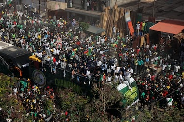 La selección de Senegal celebra con su afición el triunfo en la Copa África por las calles de Dakar.