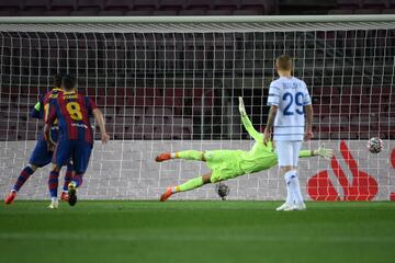 1-0. Leo Messi marcó de penalti el primer gol.