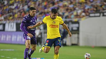 Brian Rubio (L) of Maztalan fights for the ball with Sebastian Caceres (R) of America during the 15th round match between Mazatlan FC and America as part of the Liga BBVA MX, Torneo Apertura 2024 at El Encanto Stadium on November 01, 2024 in Mazatlan, Sinaloa, Mexico.