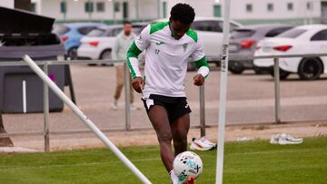 Adilson Mendes, en contacto con el balón