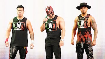 Cruz del Toro (izq), Dragon Lee (centro) y Joaquin Wilde (der) en una promo en la WWE.