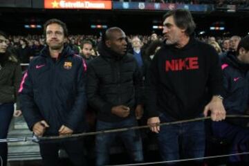 Abidal en la grada.