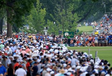 Tiger Woods, rodeado de la multitud.