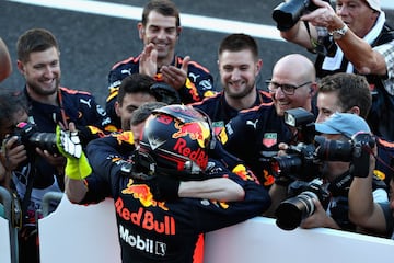 Max Verstappen celebrando junto con su equipo la tercera plaza conseguida en Suzuka.