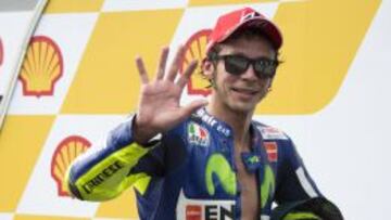 Valentino Rossi celebra su tercer puesto.